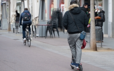 Un noi en un patinet elèctric circulant pel Passeig